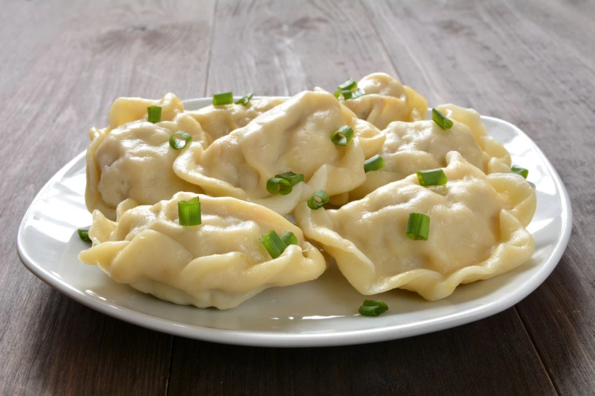 Pierogi z kaszą gryczaną i serem posypane szczypiorkiem